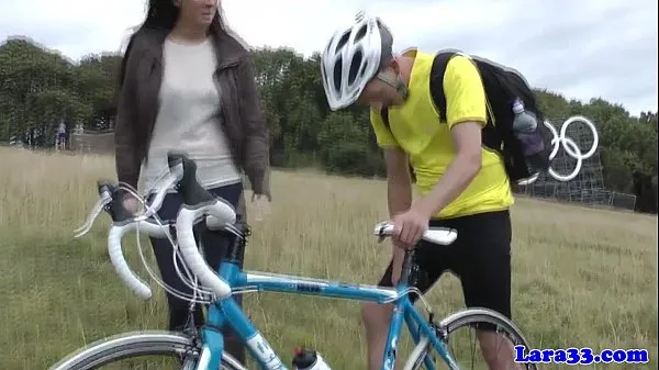 مقاطع فيديو عالية الدقة British mature picks up cyclist for fuck