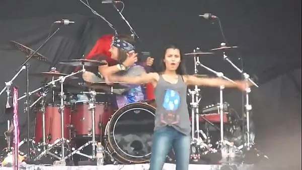 Videa s výkonem Girl mostrando peitões no Monster of Rock 2015 HD