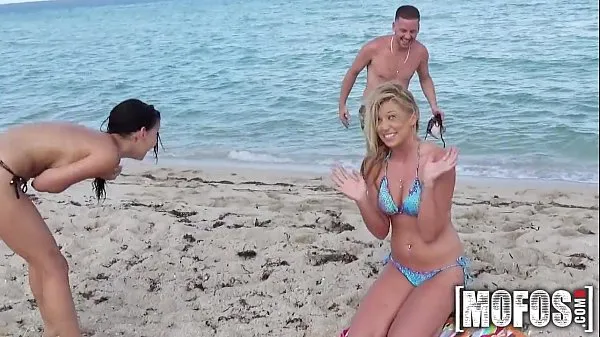 Videá s výkonom Mofos - Two perfect beach babes have some fun HD