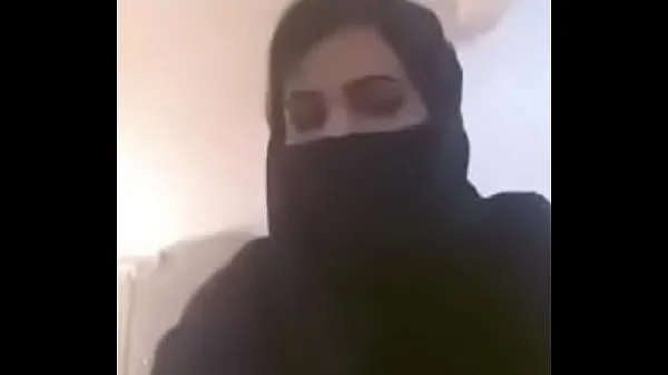 Videa s výkonem Arab Girl Showing Boobs on Webcam HD