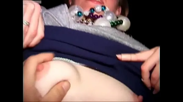 Videa s výkonem Blonde Flashes Tits And Strangers Touch HD