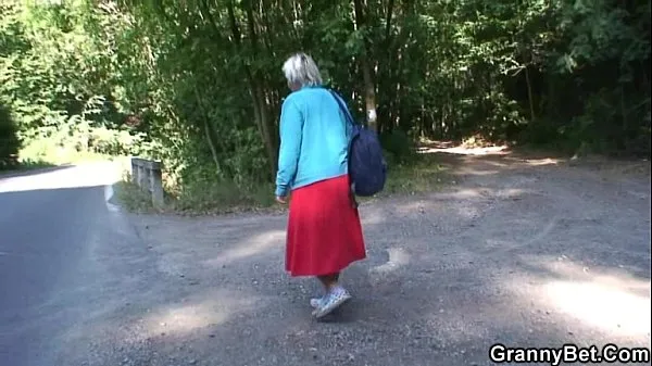 HD He picks up and bangs granny outside पावर वीडियो