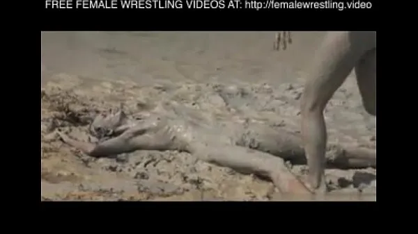 HD Girls wrestling in the mud พลังวิดีโอ