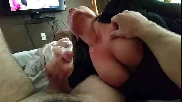 HD-Guy getting a blowjob while watching porn on his phone powervideo's