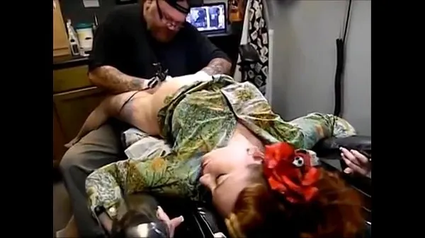 مقاطع فيديو عالية الدقة SCREAMING while tattooing