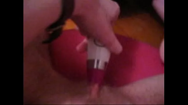 Videa s výkonem Teen slut plays with her new toy HD