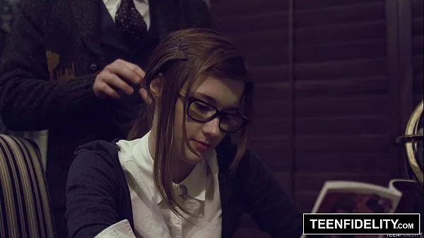 Videá s výkonom TEENFIDELITY - Cutie Alaina Dawson Creampied on Teacher's Desk HD
