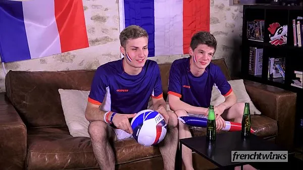 مقاطع فيديو عالية الدقة Two twinks support the French Soccer team in their own way