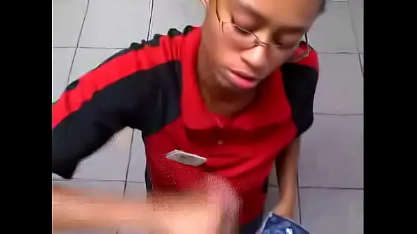 Videa s výkonem Gas Station Worker Gives Guy Head In Bathroom HD
