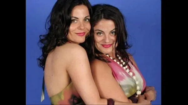 Videa s výkonem Identical Lesbian Twins posing together and showing all HD
