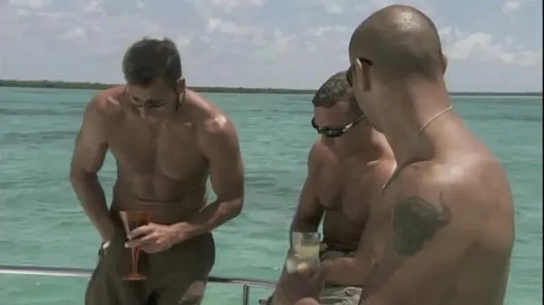 Videa s výkonem Hot slut is banged on the deck of a yacht HD