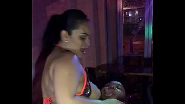 HD-Fat woman dancing at the table dance powervideo's