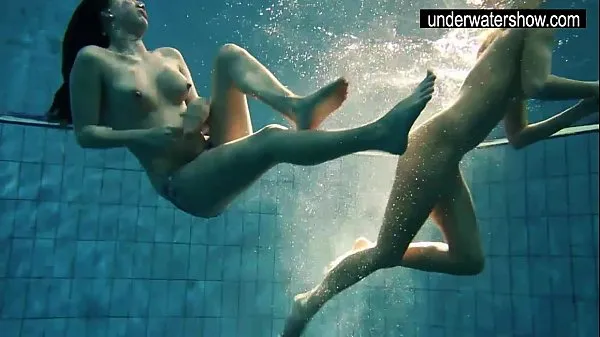 HD Two sexy amateurs showing their bodies off under water พลังวิดีโอ