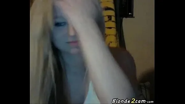 HD Blonde teen shows her pussy front the webcam močni videoposnetki