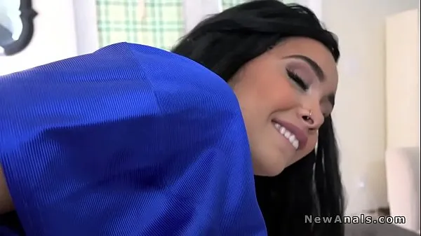 Videa s výkonem Asian girlfriend takes huge cock into ass HD
