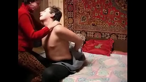 Vídeos poderosos Russo maduro e menino se divertindo sozinho em HD