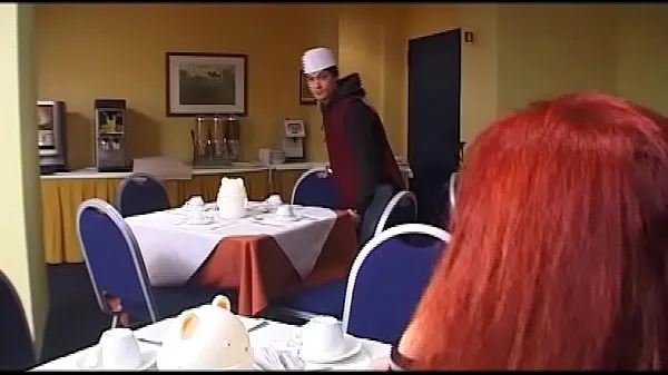 Videa s výkonem Old woman fucks the young waiter and his friend HD