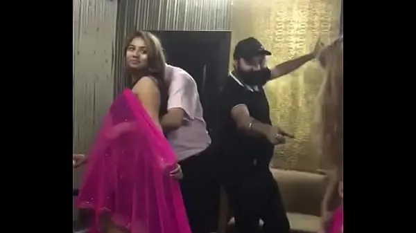 HD-Desi mujra dance at rich man party powervideo's