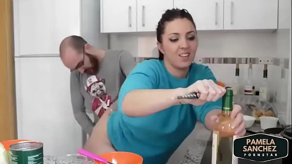 Videá s výkonom Fucking in the kitchen while cooking Pamela y Jesus more videos in kitchen in pamelasanchez.eu HD
