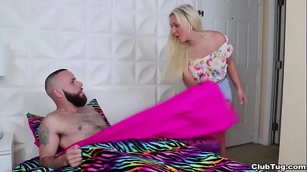 Videá s výkonom clubtug-Blonde slut jerks off a naked dude HD