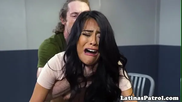 Video HD Latina immigrant sucks the US border patrol mạnh mẽ