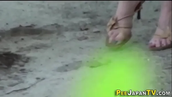 Video HD Asian babe pees outdoors kekuatan