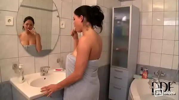 HD Girl with big natural Tits gets fucked in the shower पावर वीडियो