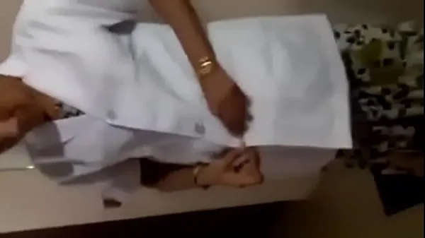 Vidéos HD Une infirmière tamoule enlève des draps pour les patients puissantes