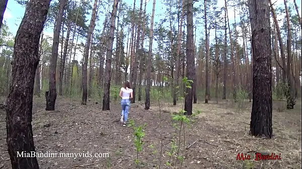 Vídeos de potencia Follada pública al aire libre para Mia en forma en el bosque. Mía Bandini HD