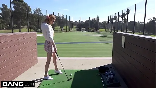 Videá s výkonom Nadya Nabakova puts her pussy on display at the golf course HD