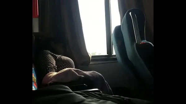Videá s výkonom Busty bounces tits on bus HD