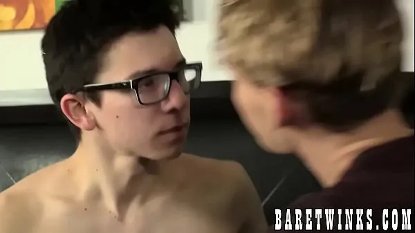 HD Nerdy young twink blasts a load out while riding raw cock พลังวิดีโอ