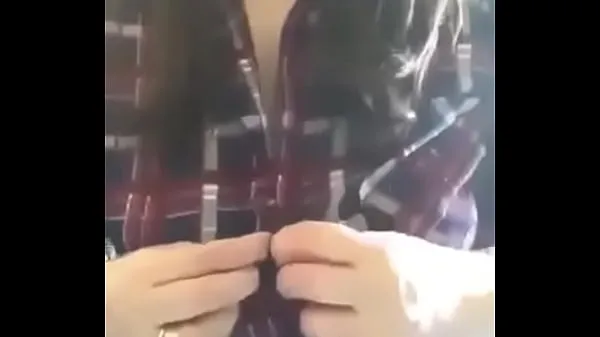 Vídeos poderosos Cam Girl flashing her tits em HD