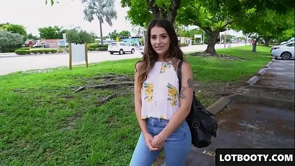 高清Sexy gorgeous brunette latina teen Sofie Reyez with big booty and pretty face gets fucking电源视频