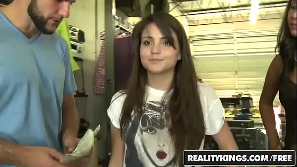 Videá s výkonom Cute teen (Cara Swank) and her friend share a dick for a lil cash - Reality Kings HD