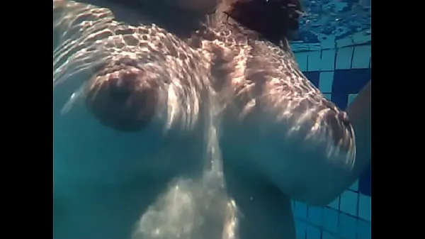 HD Swimming naked at a pool पावर वीडियो