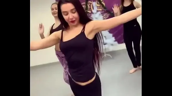 Videa s výkonem Belly dance gym from one girl Haija to the other HD