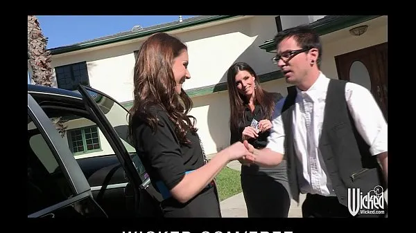 HD Pair of sisters bribe their car salesman into a threesome ισχυρά βίντεο