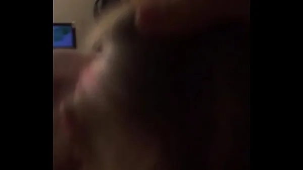 Vídeos poderosos Eu dando a minha cabeça de amigo de 20 centímetros enquanto o marido se arruma para o trabalho em HD