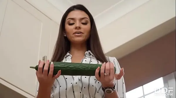 مقاطع فيديو عالية الدقة Cucumber Goes Deep