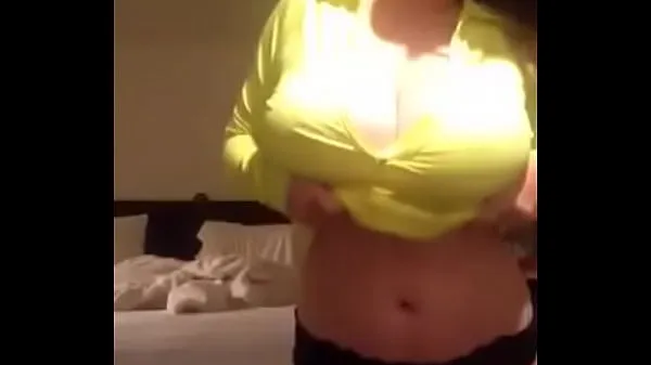 HD Hot busty blonde showing her juicy tits off พลังวิดีโอ