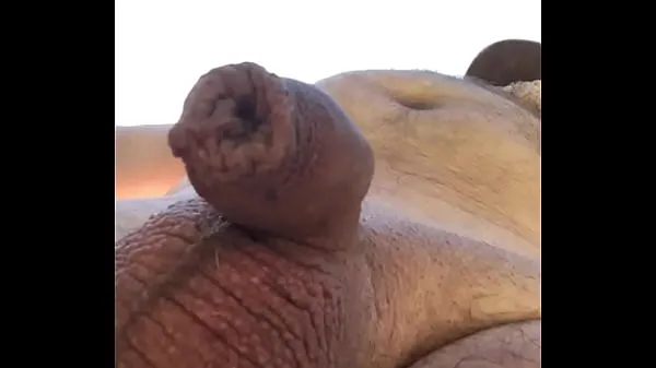 Videá s výkonom nudist exposing big belly and soft penis HD