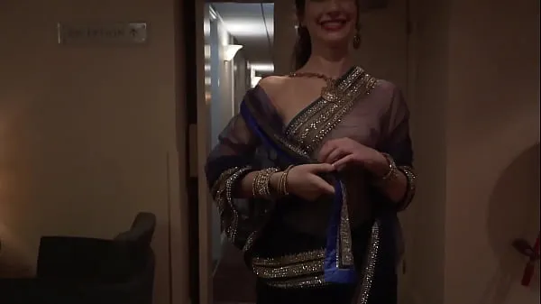 مقاطع فيديو عالية الدقة naked walk in hotel by Bollywood actress and caught by guest