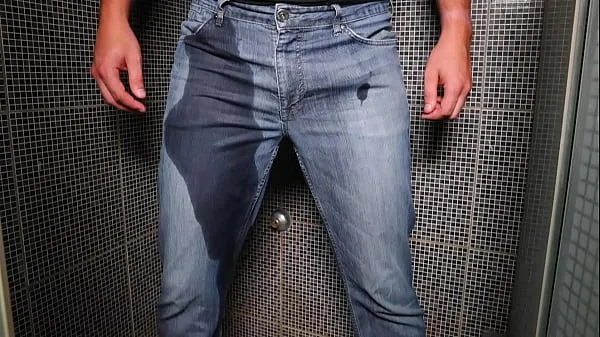 HD Guy pee inside his jeans and cumshot on end พลังวิดีโอ
