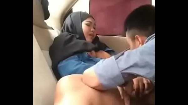 HD Hijab girl in car with boyfriend močni videoposnetki