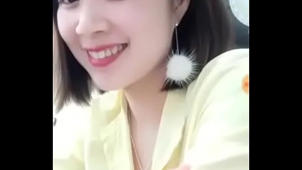 HD-Beautiful staff member DANG QUANG WATCH deliberately exposed her breasts powervideo's