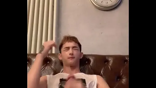 Videa s výkonem Handsome Asian guy pissing jerkoff HD
