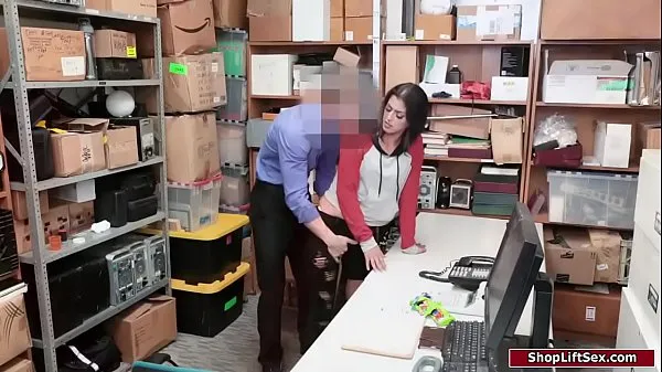 Vidéos HD Officer fucks a chick who stole candies puissantes