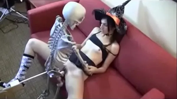 HD-witch giving to skull powervideo's