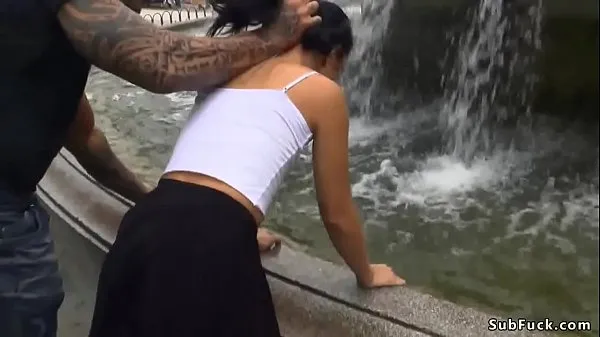 HD Slim brunette wet at public fountain ισχυρά βίντεο